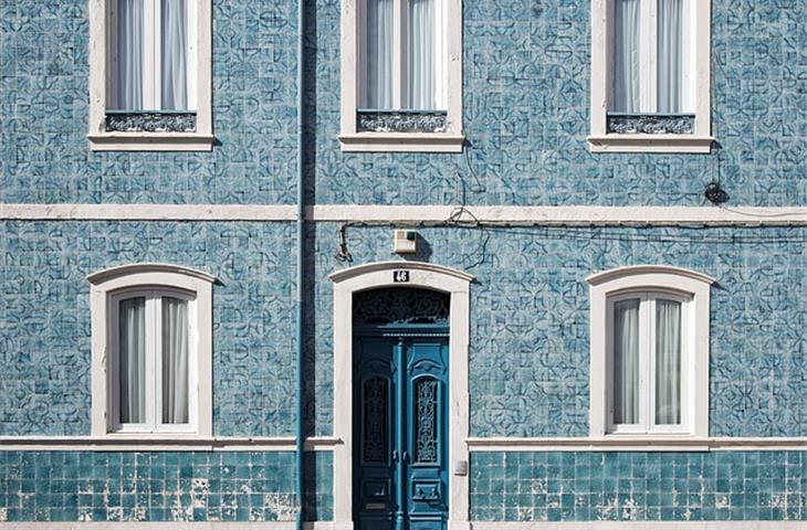 door hinge spacing